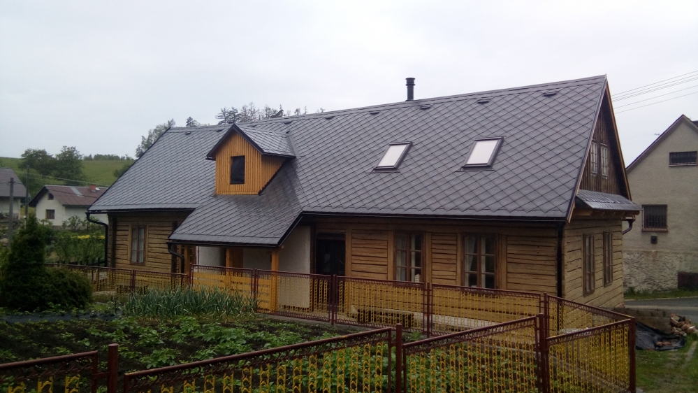 realizace nové střechy na dřevěné chatě